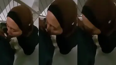 Ukhti Hijab Cantik Pasrah Servis Di Tangga